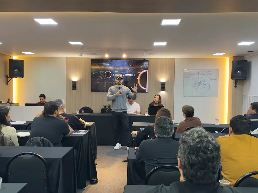Mentor apresentando para a plateia no palco do encontro mensal Perpetuadores