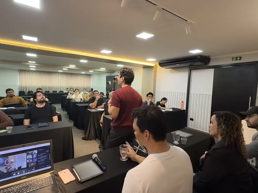Empresários acompanhando uma dinâmica em sala durante o encontro mensal
