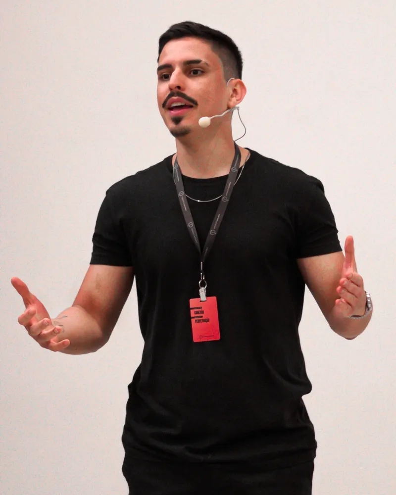 Igor Rodrigues, Diretor de Marketing da TKC Business, durante palestra